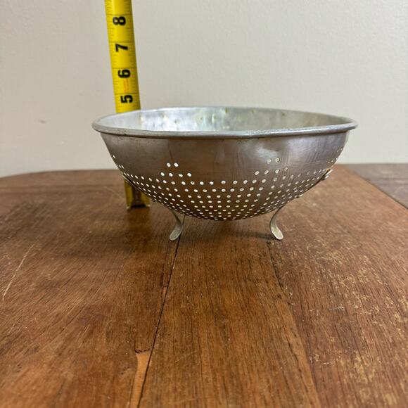 VTG Metal aluminum Footed Colander Strainer Rustic Farmhouse Kitchen Bowl Decor - Picture 6 of 6